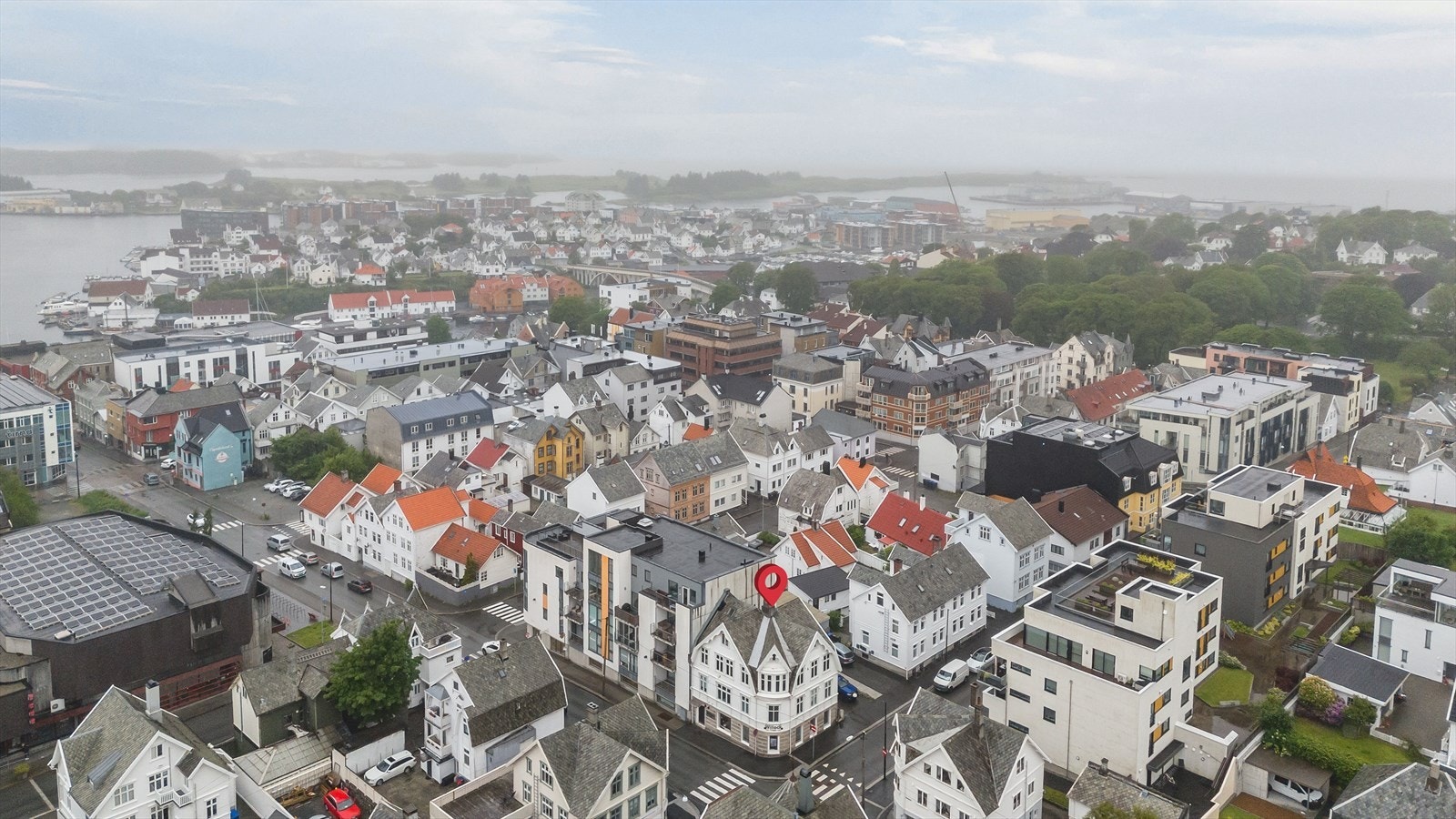 Beliggende i nordre del av sentrumskjernen i kort gangavstand til alle byens fasiliteter. Galleribilde