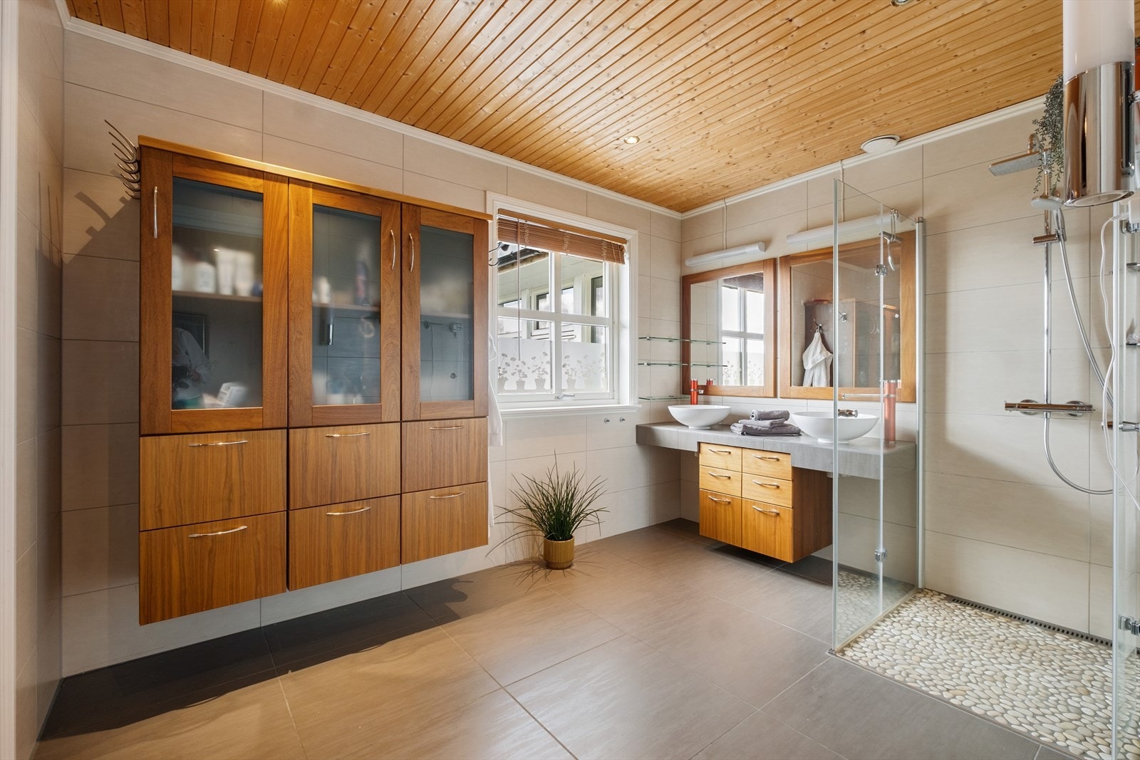 Bad Tilhørende hovedsoverom. Stort bad med rikelig innredning/ skapplass. Galleribilde