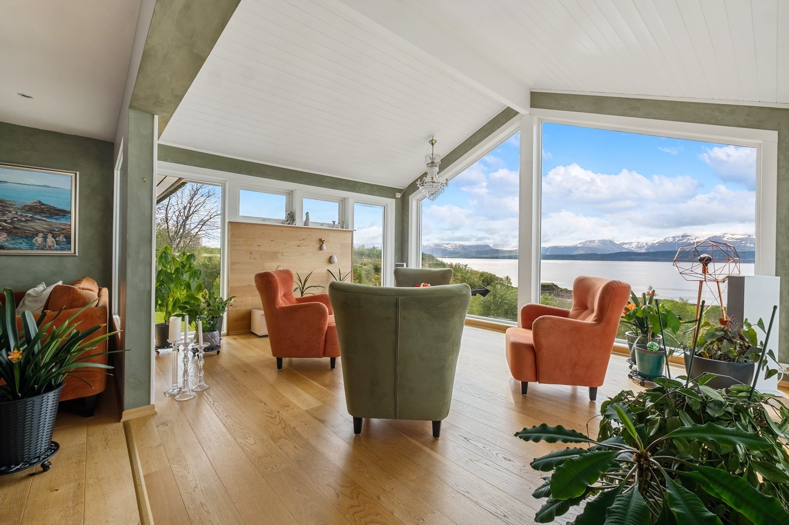 "Glass-stue med en helt egen opplevelse av fjell og fjordutsikt. Galleribilde