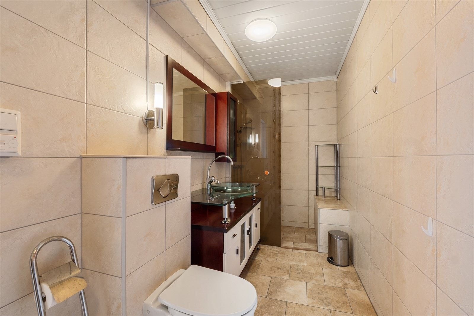 Innredning bad utleiedel. Med vegghengt toalett og mye plass i innredning. Galleribilde