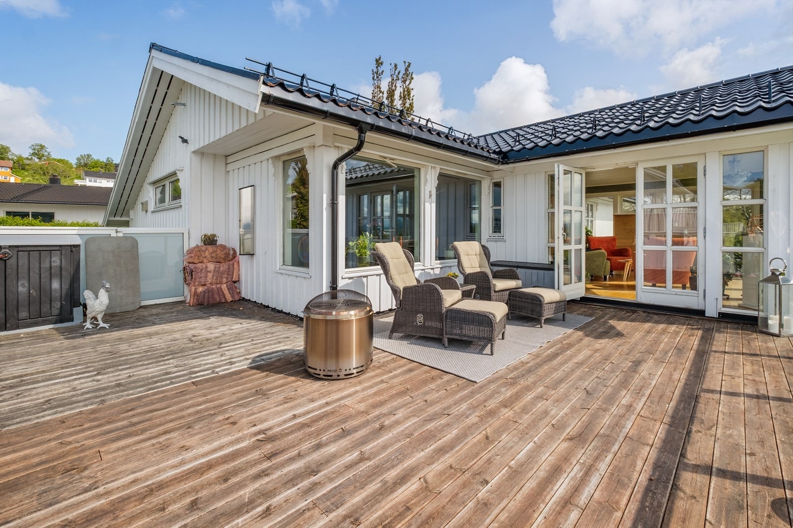 Stor terrasse, usjenert da eiendommen ligger i nedre rekke av eiendommer mot havet. Galleribilde