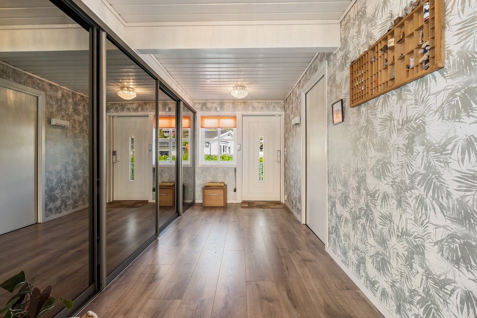 Entre/ Hall. Glassgarderober med integrert vaskerom. Galleribilde