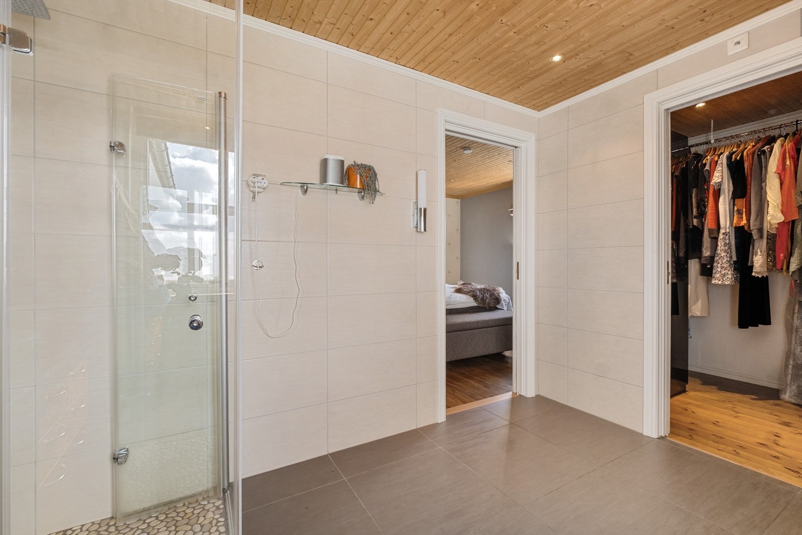 Adkomst walk-inn closet fra bad Galleribilde