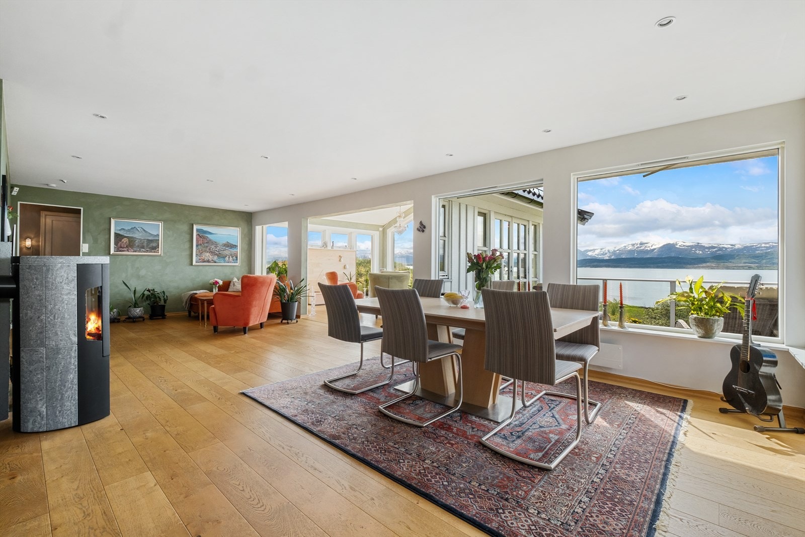 Spise-stue, peisovn.mm. Galleribilde