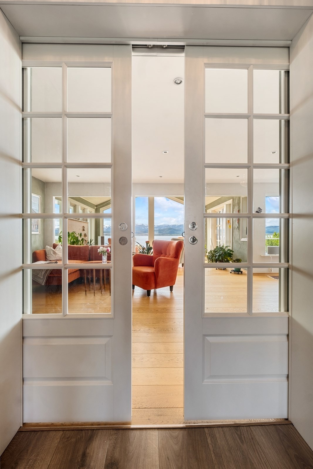 Dobbel skyvedør med glass som leder inn i stuen. Galleribilde
