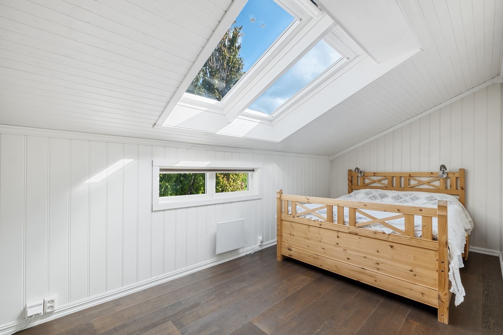 Soverom 2. Lyst og trivelig, med store takvinduer mm. Galleribilde