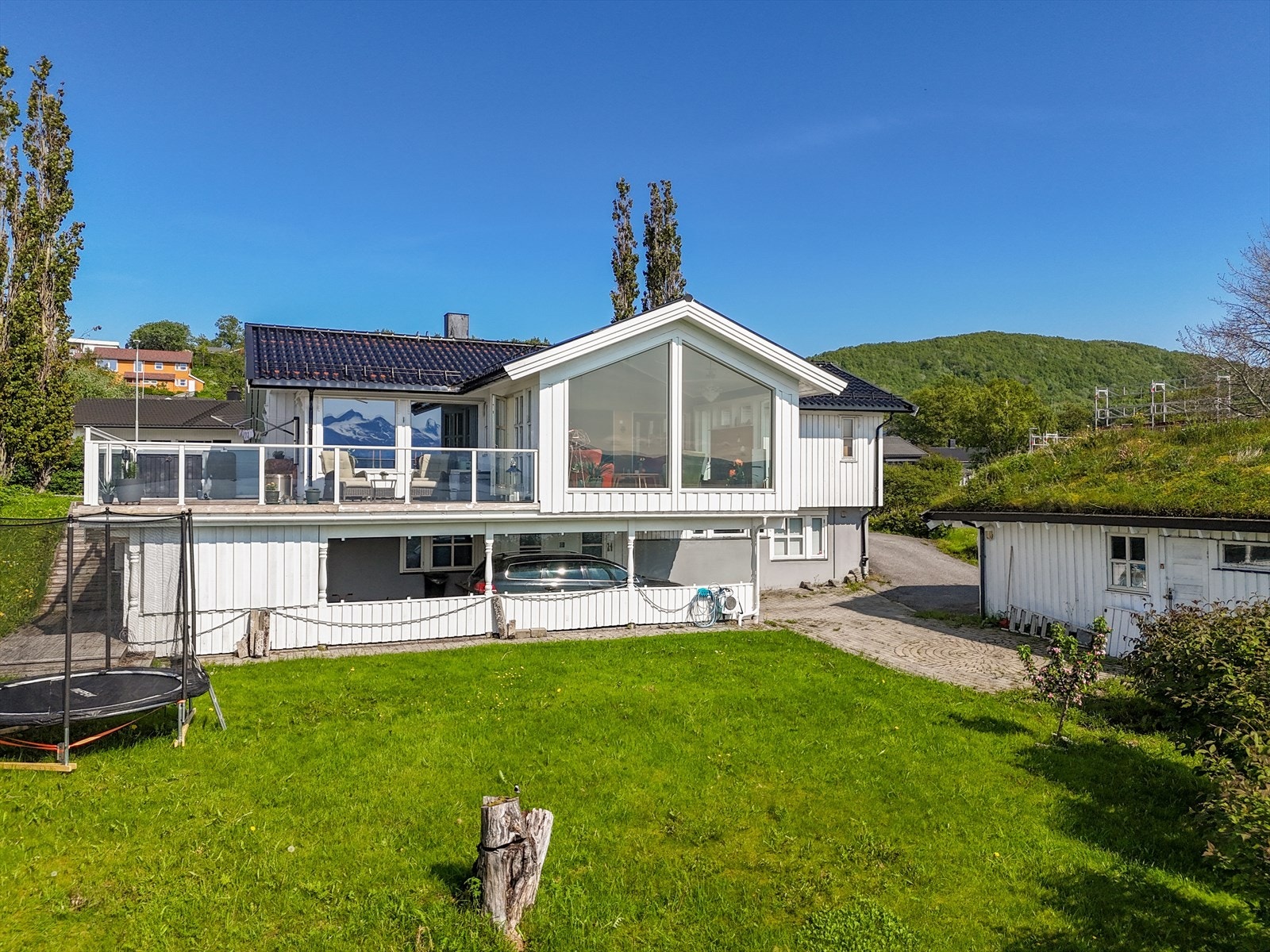 Velkommen til Alstadveien 24. Flott enebolig med bi-leilighet, og stor garasje. Store terrasser, samt store lys og vindusflater. Galleribilde