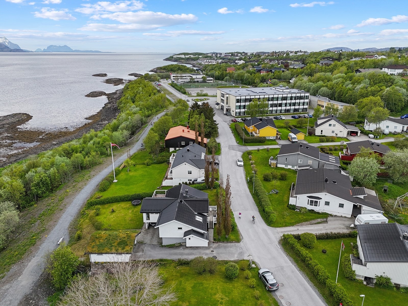 Dronefoto, Alstad barne og ungdomsskole skimtes i bakgrunnen. Galleribilde