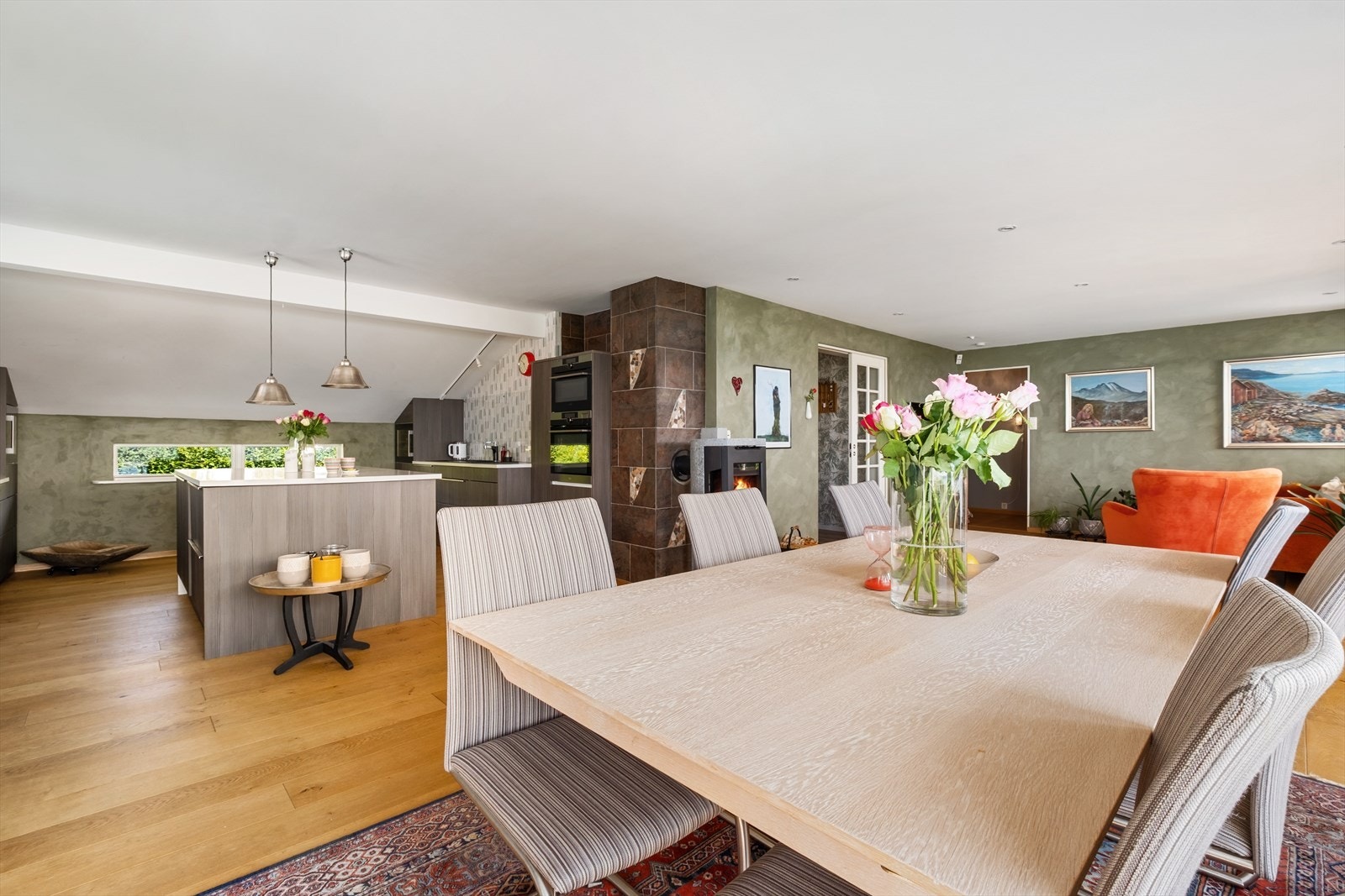 Spise-stue, overgang stor kjøkkendel. Galleribilde