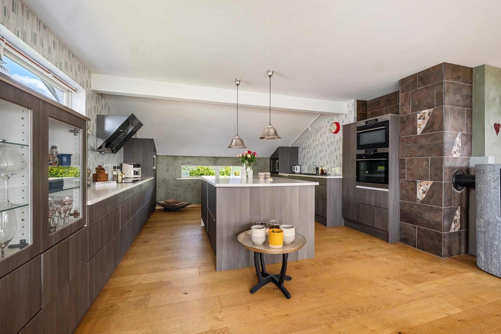 Lekkert kjøkken, flott innredning m.bl. annet kjøkkenøy. Galleribilde