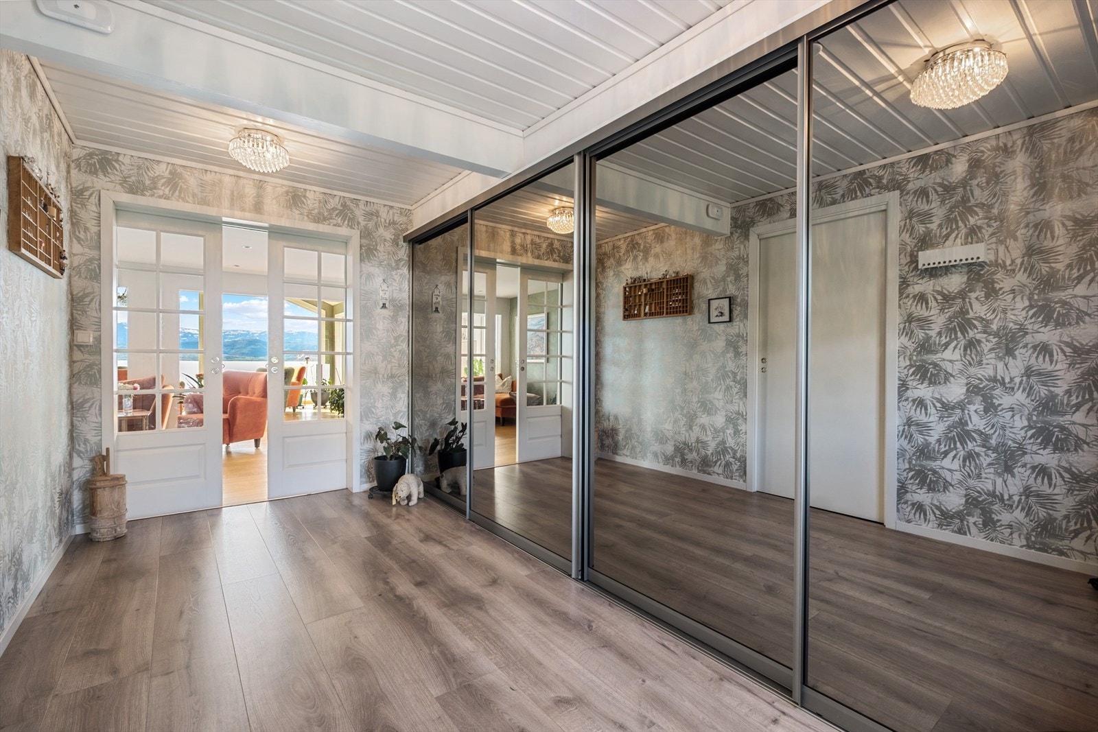 Innbydende entre/ hall, med romslig skyvedørsgarderobe. Galleribilde