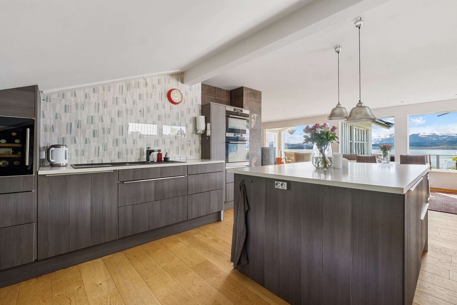 Kjøkken m. integrerte hvitevarer. Galleribilde