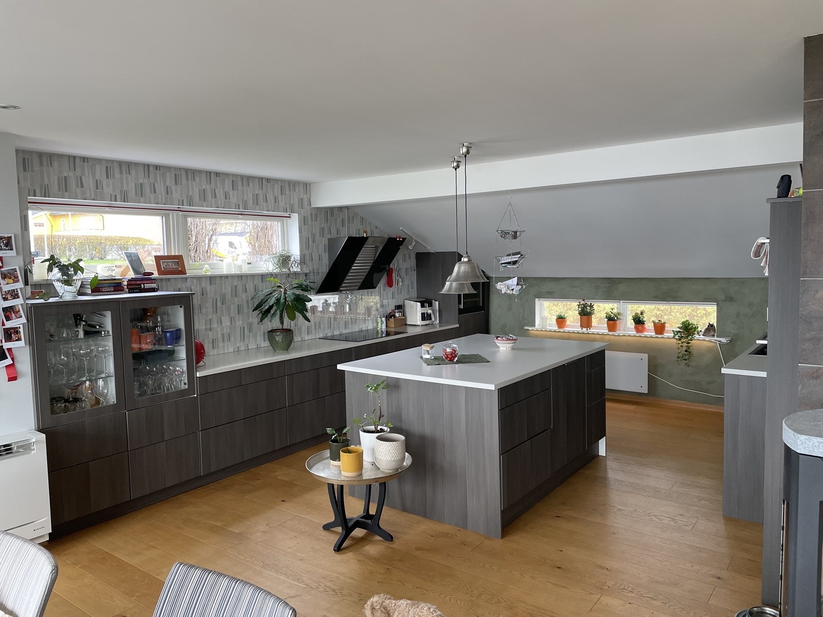 Smakfull kjøkkeninnredning, meget godt utstyrt. Galleribilde