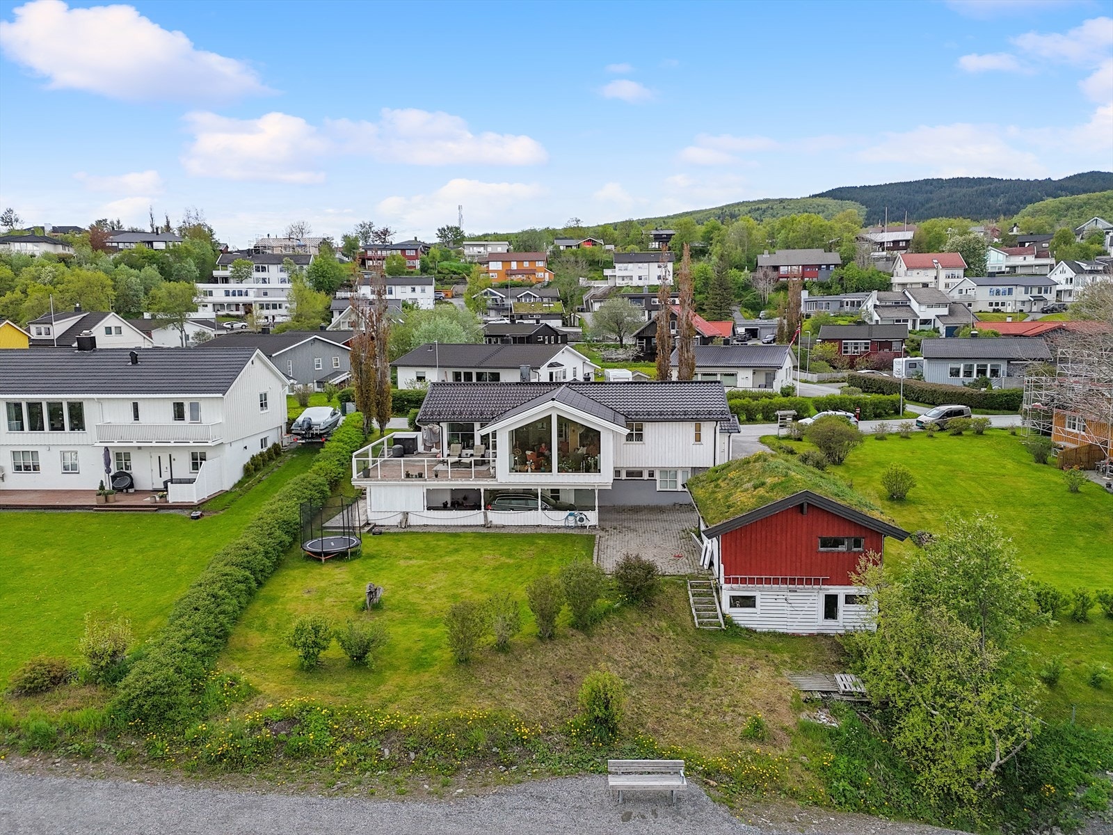 Dronefoto, garasje med bodplass i underetasje. Galleribilde
