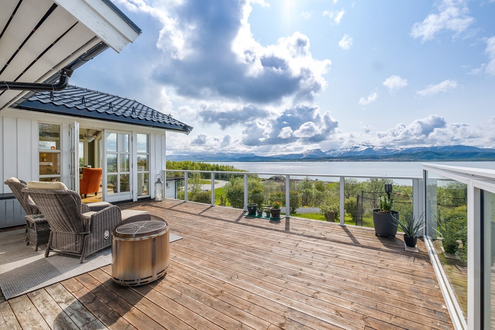 Stor terrasse, med fantastisk sjøutsikt. Glass i terrassens rekkverk, for optimalisering av panoramafølelsen. Galleribilde