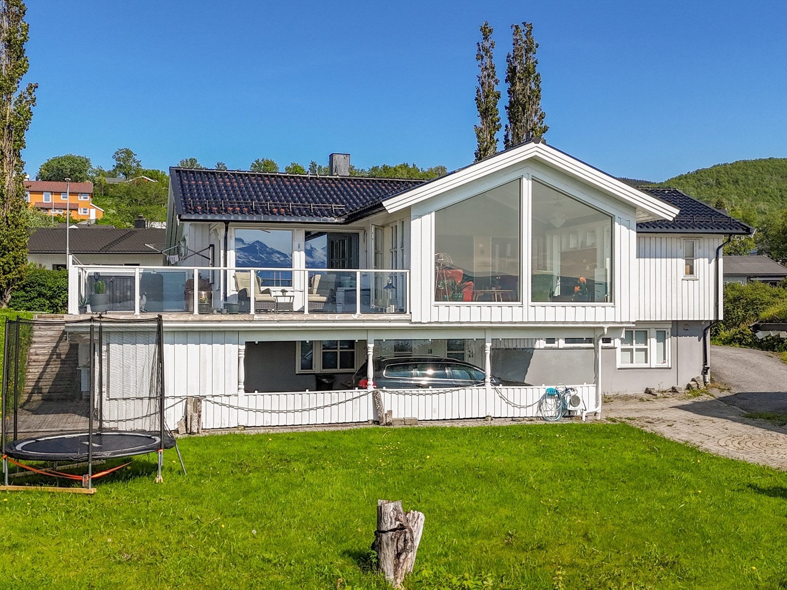 Lekker enebolig med stor bi-leilighet, Alstad. Flotte lys og solforhold, praktfull utsikt. Sjønært, et steinkast fra havet. Galleribilde