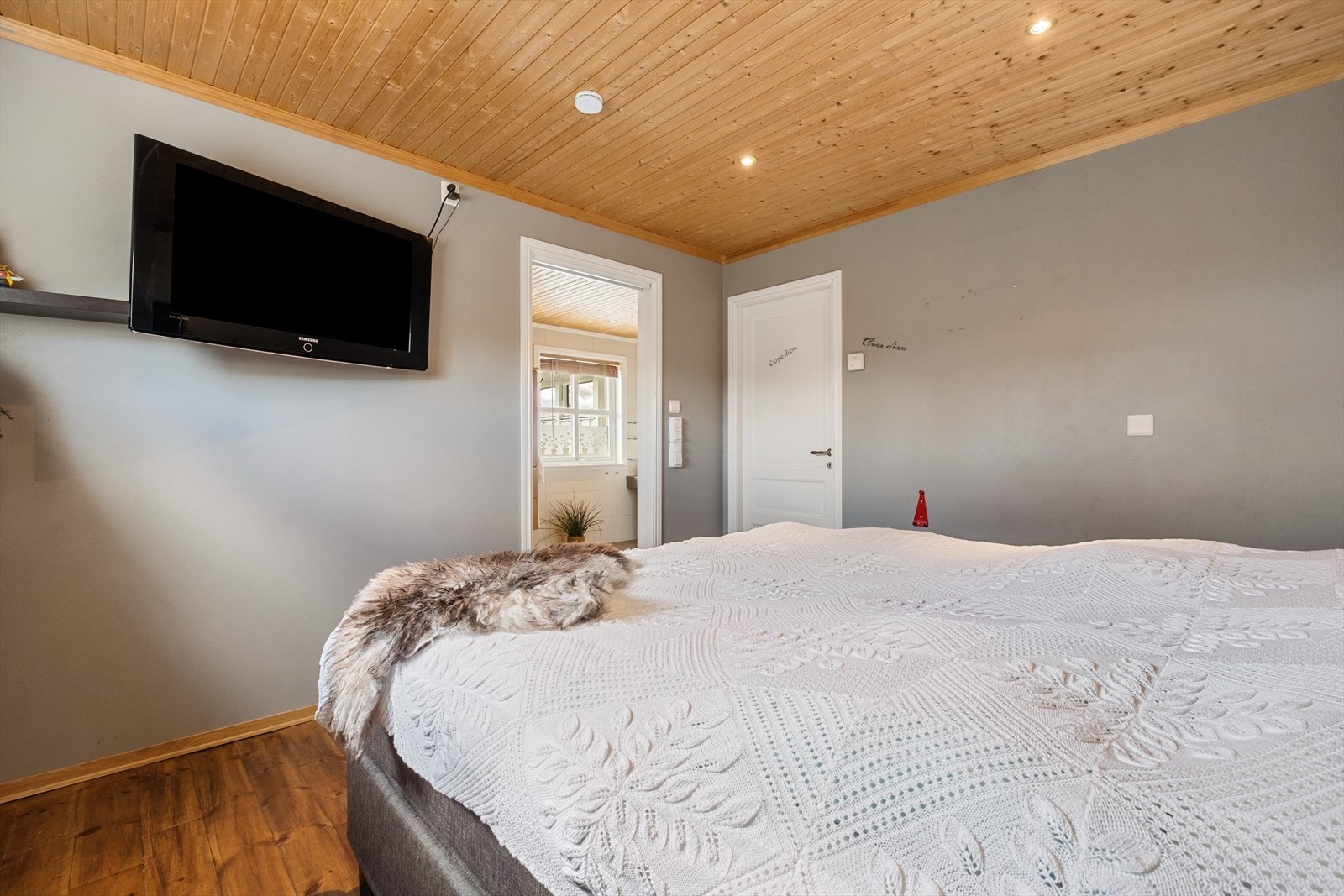 Hoved-soverom med tilgang eget bad sam walk-inn closet. Galleribilde