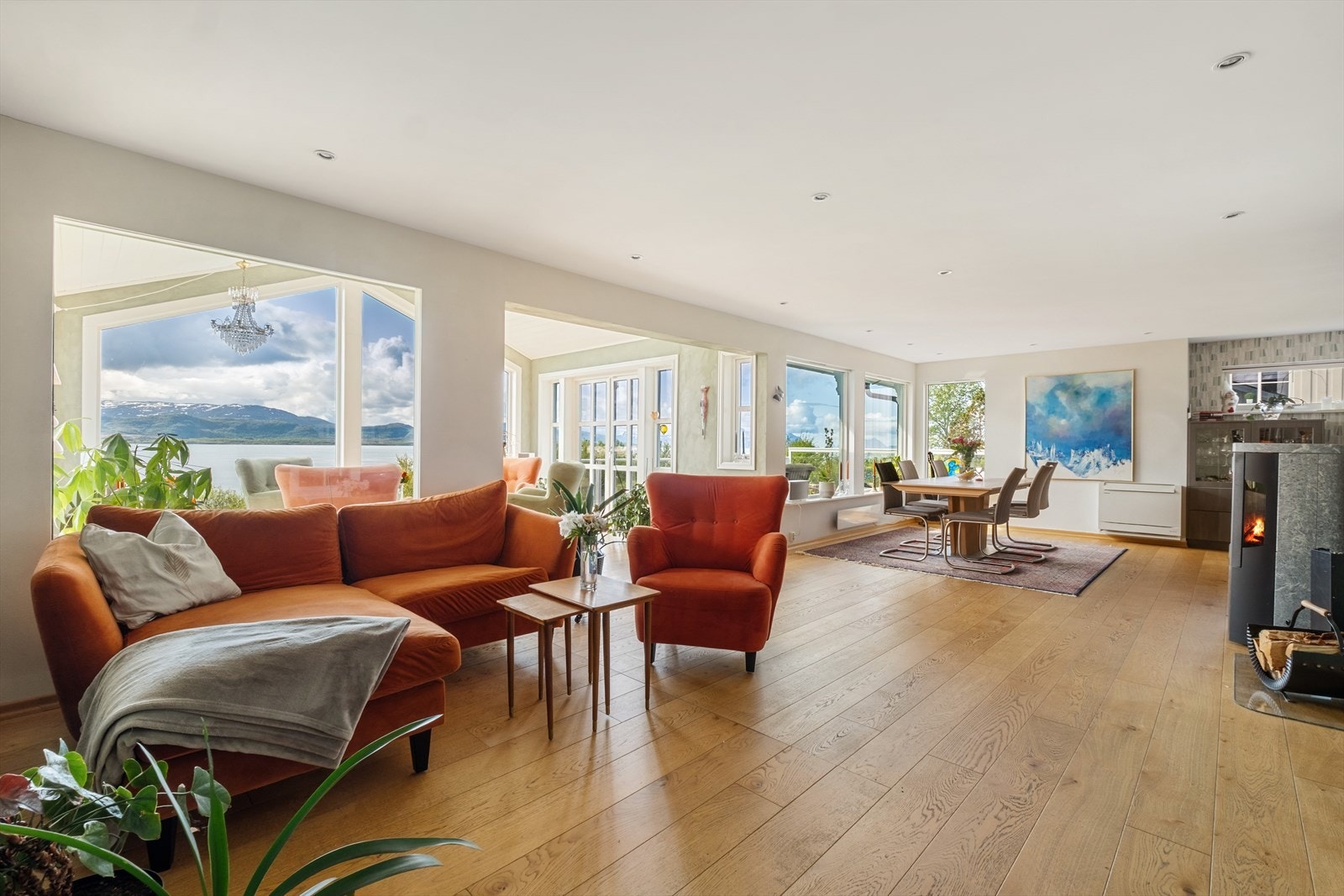 Stue samt spisestue-del i bakgrunnen. Gjennomført store lys og vindusflater. Pen belysning. Galleribilde