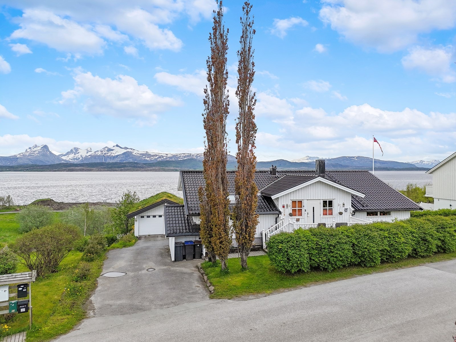 Dronefoto, dobbel garasje med torv-tak! Galleribilde