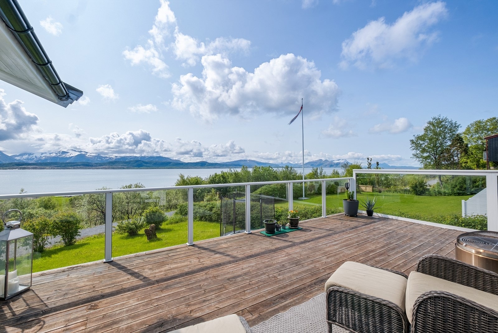 Terrasse m. overlegen utsikt! Flotte hagearealer med beplantninger. Galleribilde