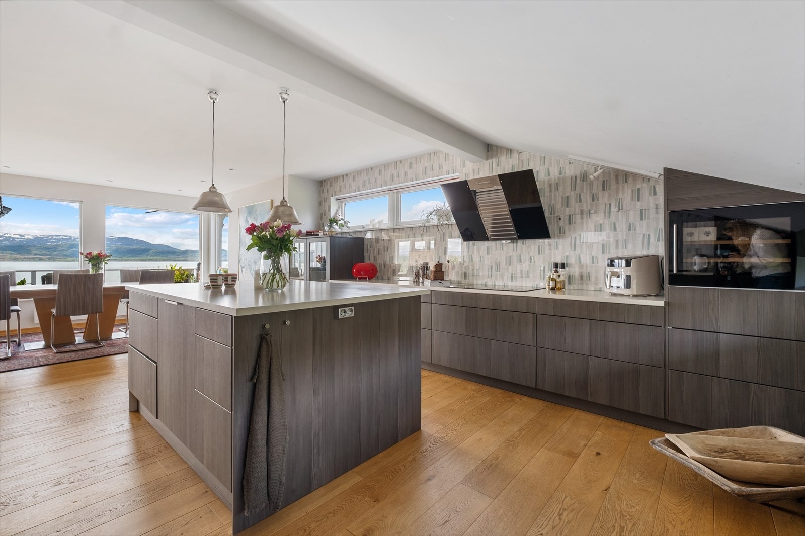 Kjøkken med særdeles god benkeplass. Galleribilde