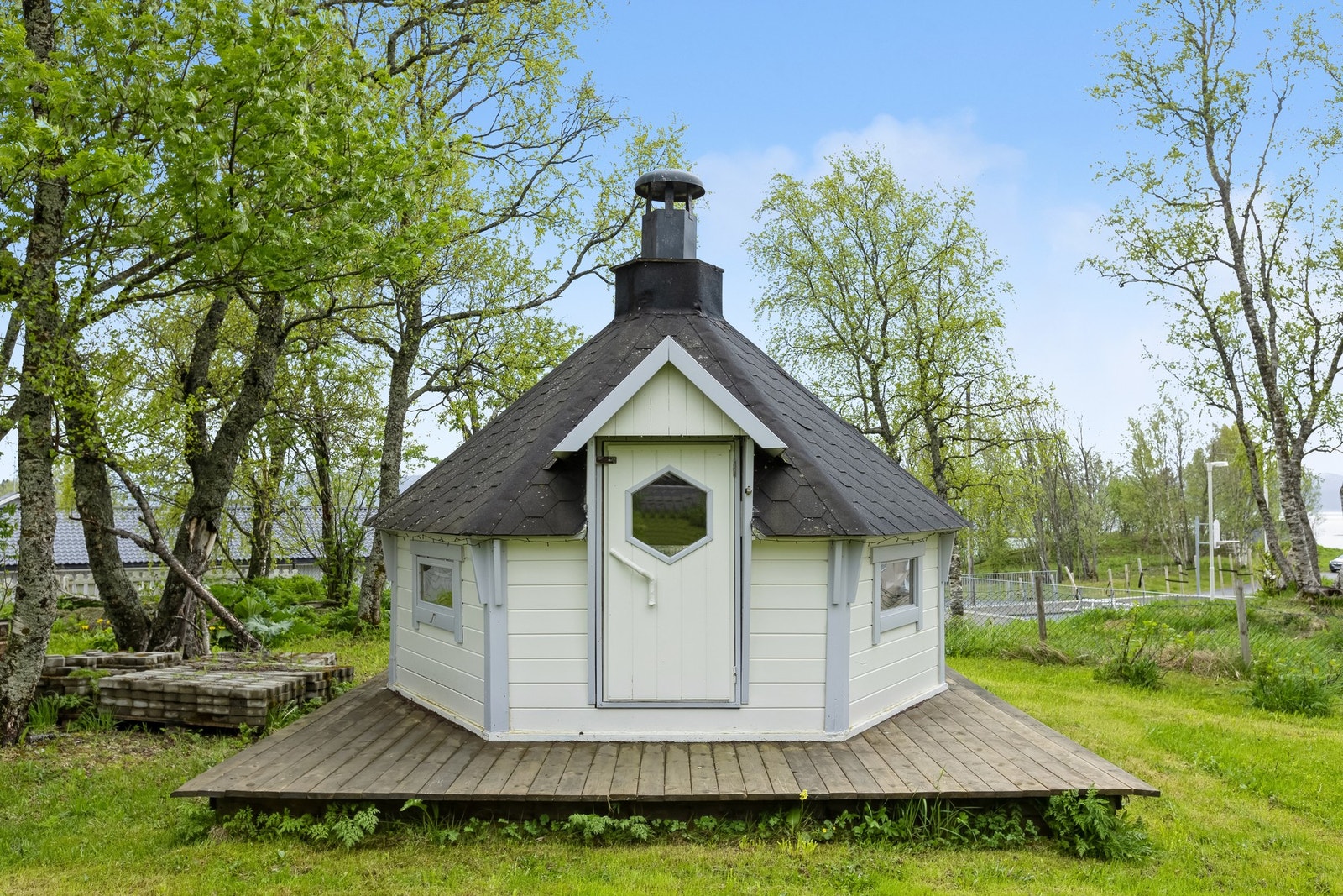 På eiendommen står det også ei grillhytte Galleribilde