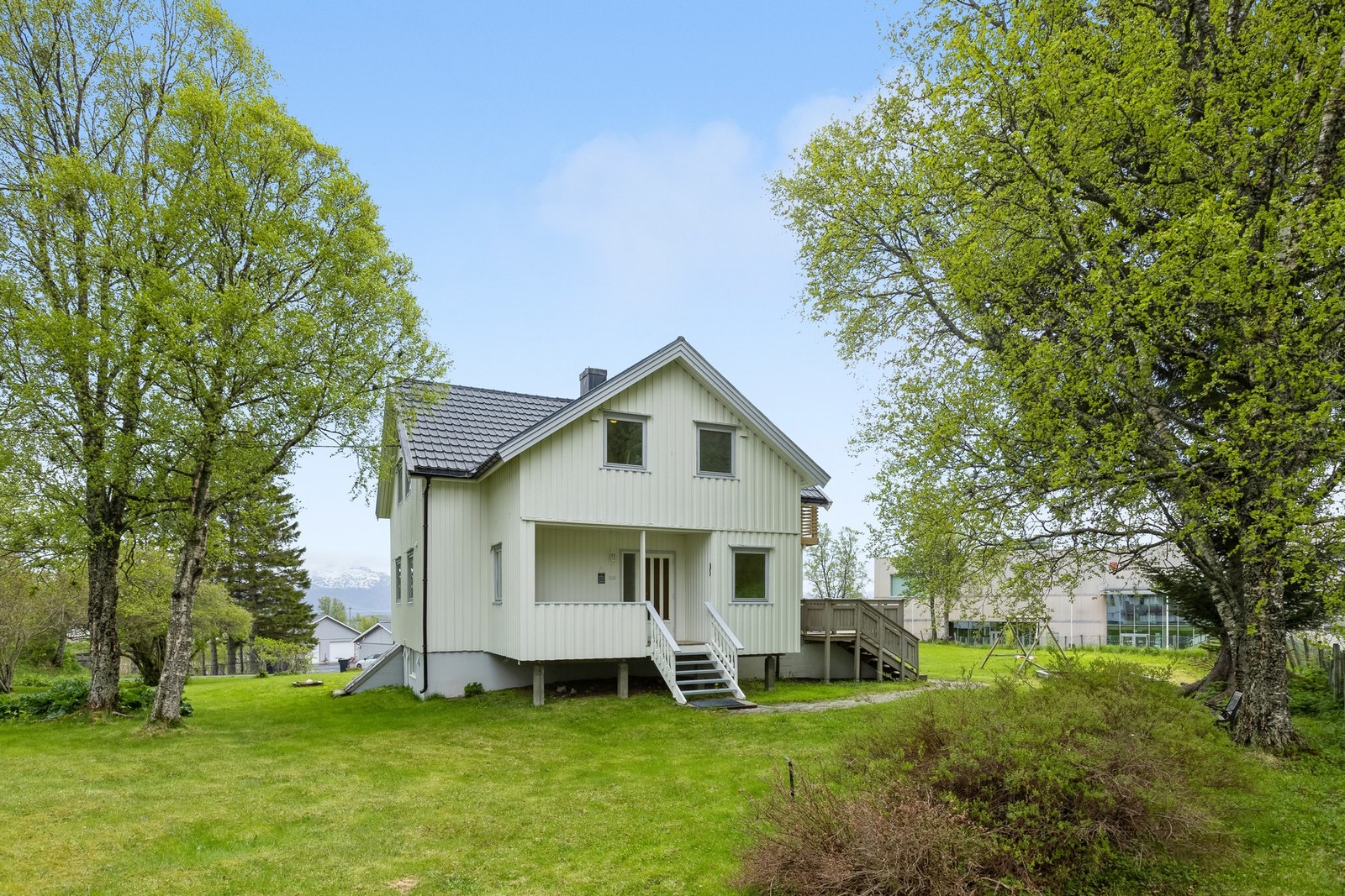 EiendomsMegler 1 v/ Bente Norhild Larsen har gleden av å ønske velkommen til Bjellgamveien 11 -Foto: EFKT Galleribilde