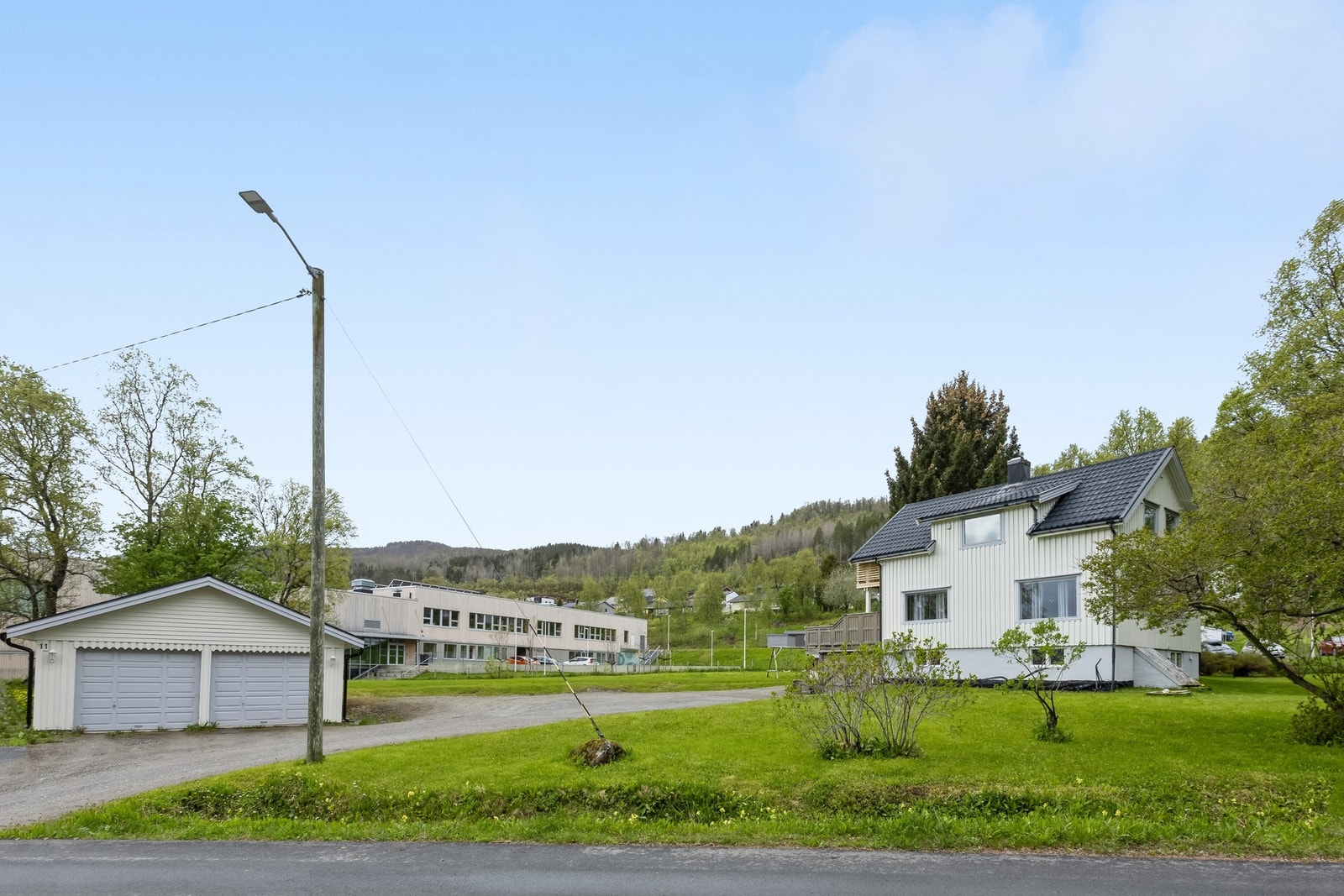 Fasade fra veien Galleribilde