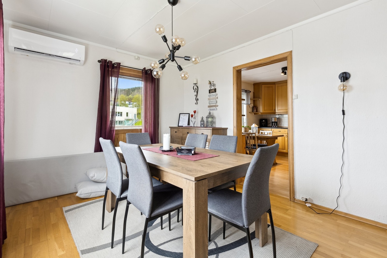 God spiseplass med nærhet til kjøkkenet Galleribilde