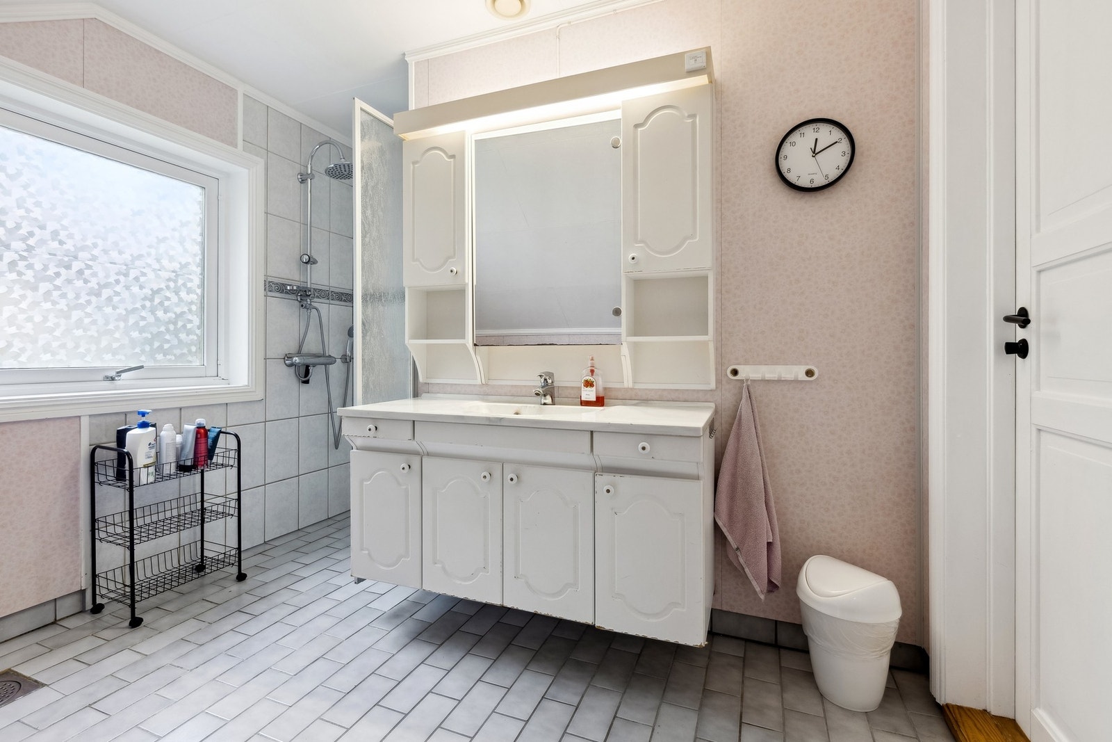 Det er fliser i dusjsonen og på gulvet, samt våtromsplater på resten av veggene Galleribilde