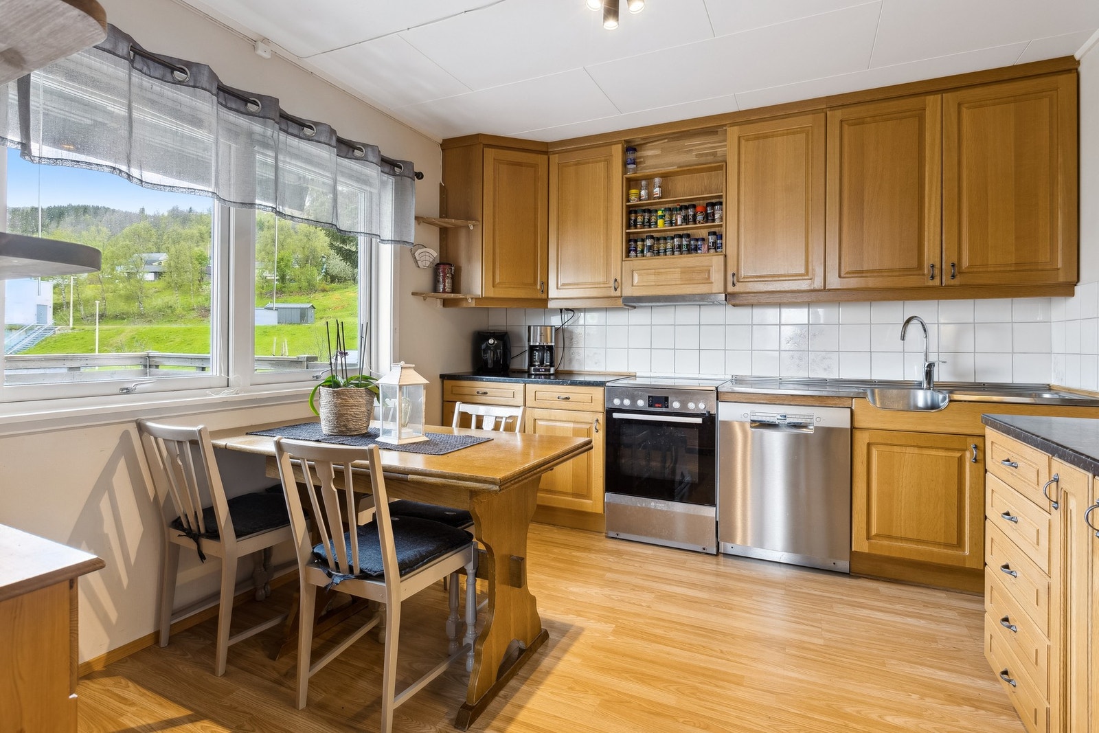 Flott kjøkken med profilerte fronter og takhøye skap Galleribilde