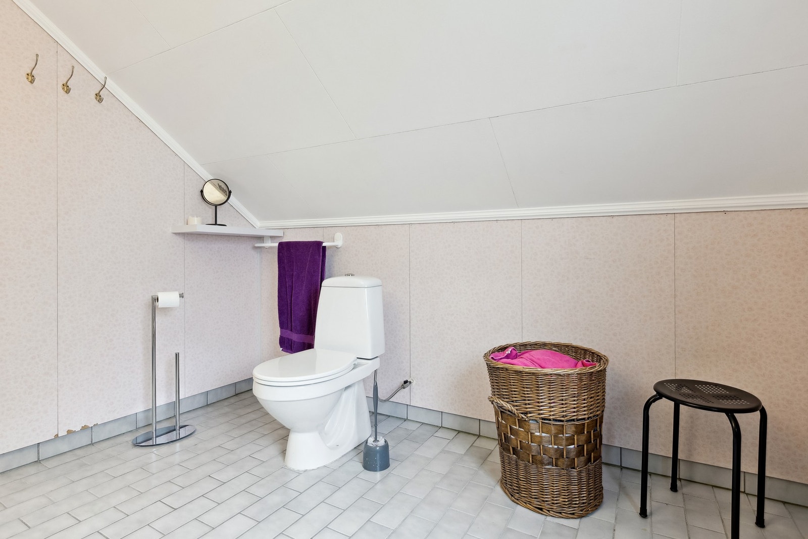 Badet ligger praktisk til i loftsetasjen hvor soverommene ligger Galleribilde