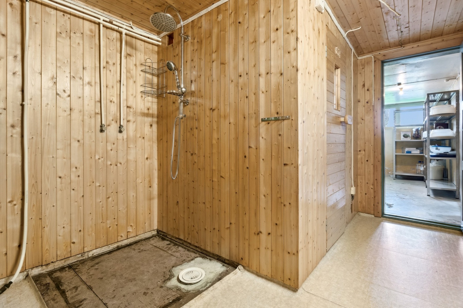 Dusjrom i kjeller/rom med sluk i forbindelse med badstua Galleribilde