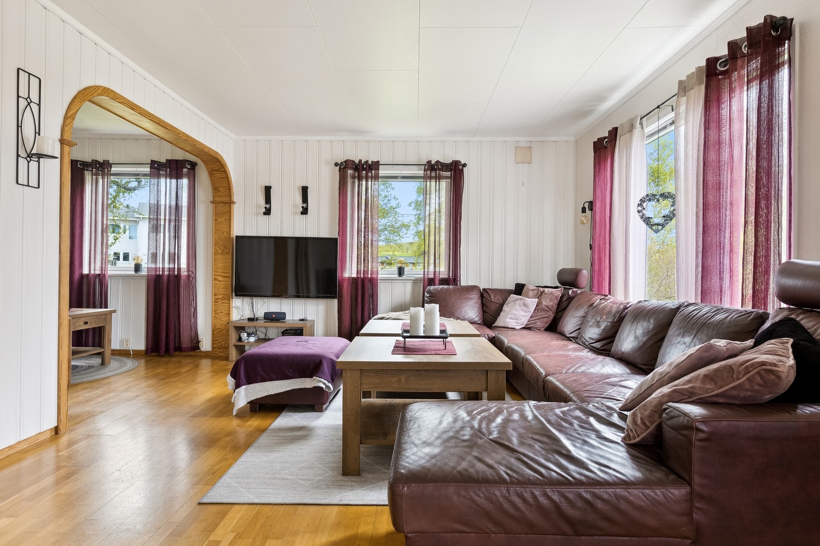 Mye naturlig lys i fra vinduene Galleribilde