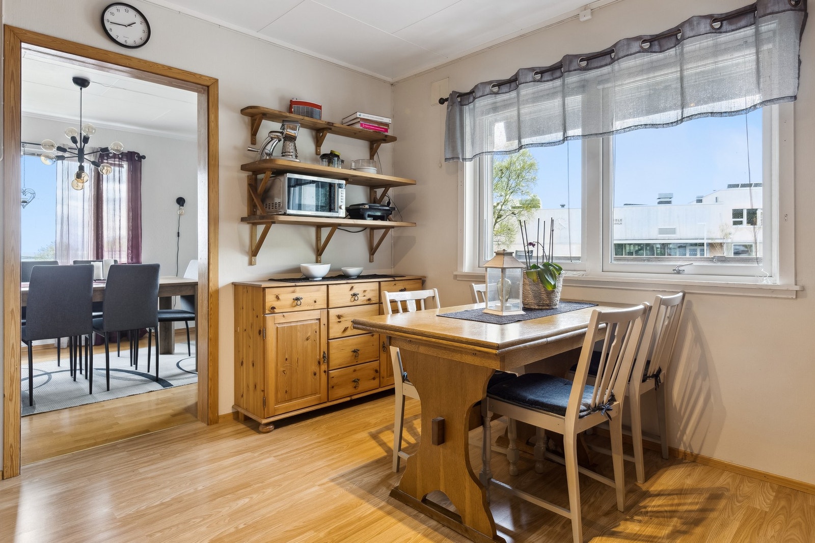 Det er også fin spiseplass ved vinduet på kjøkkenet Galleribilde