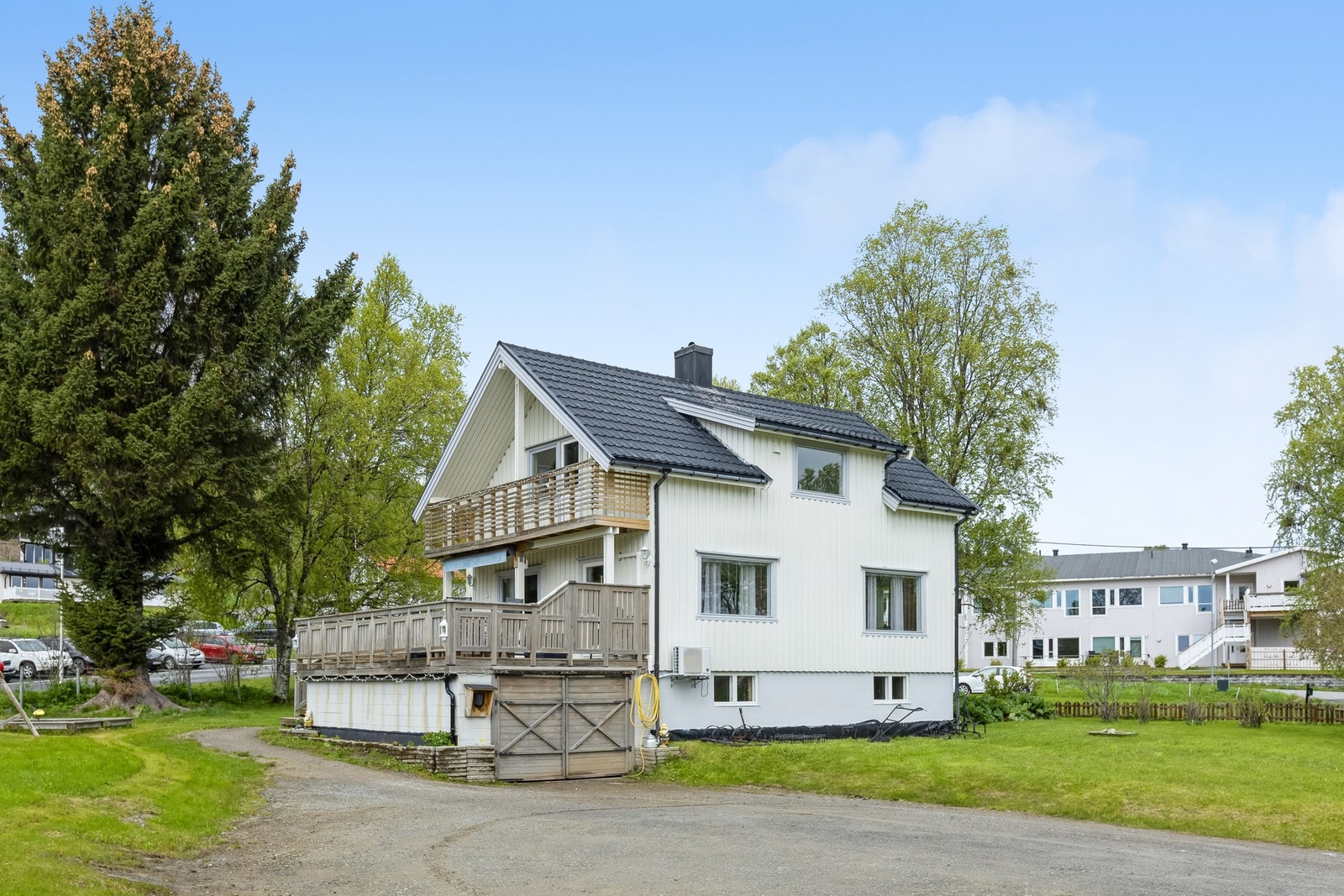 Fasade og hage Galleribilde