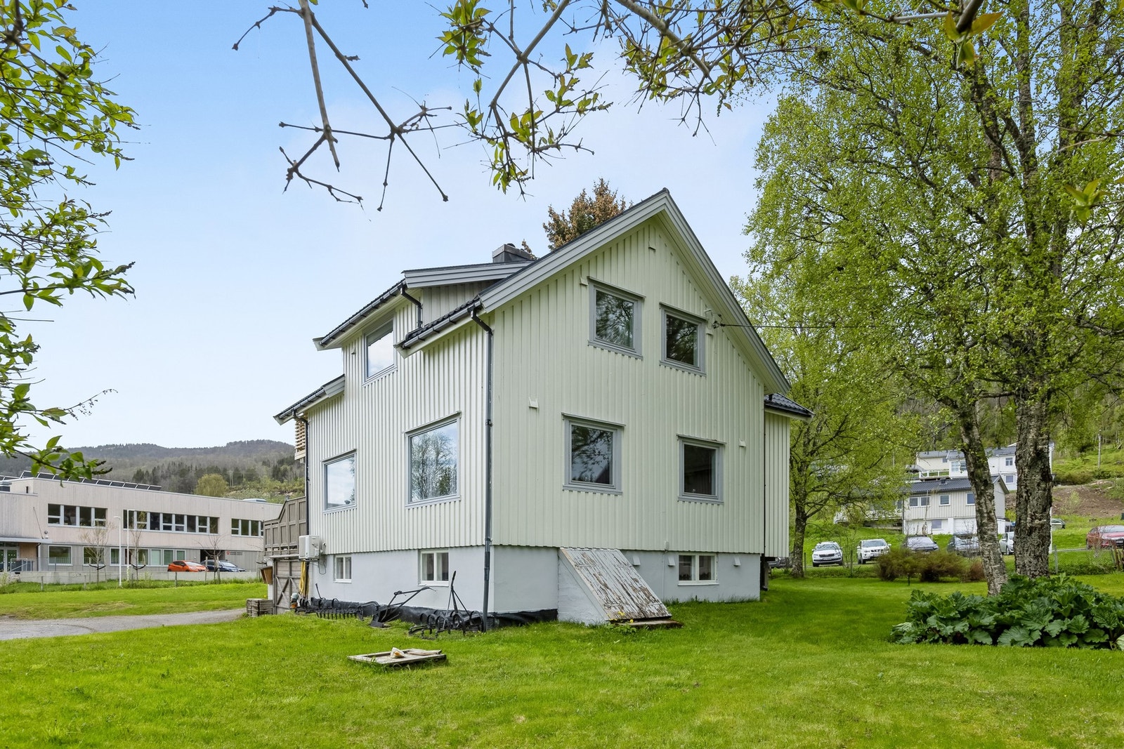 Fasade og hage Galleribilde