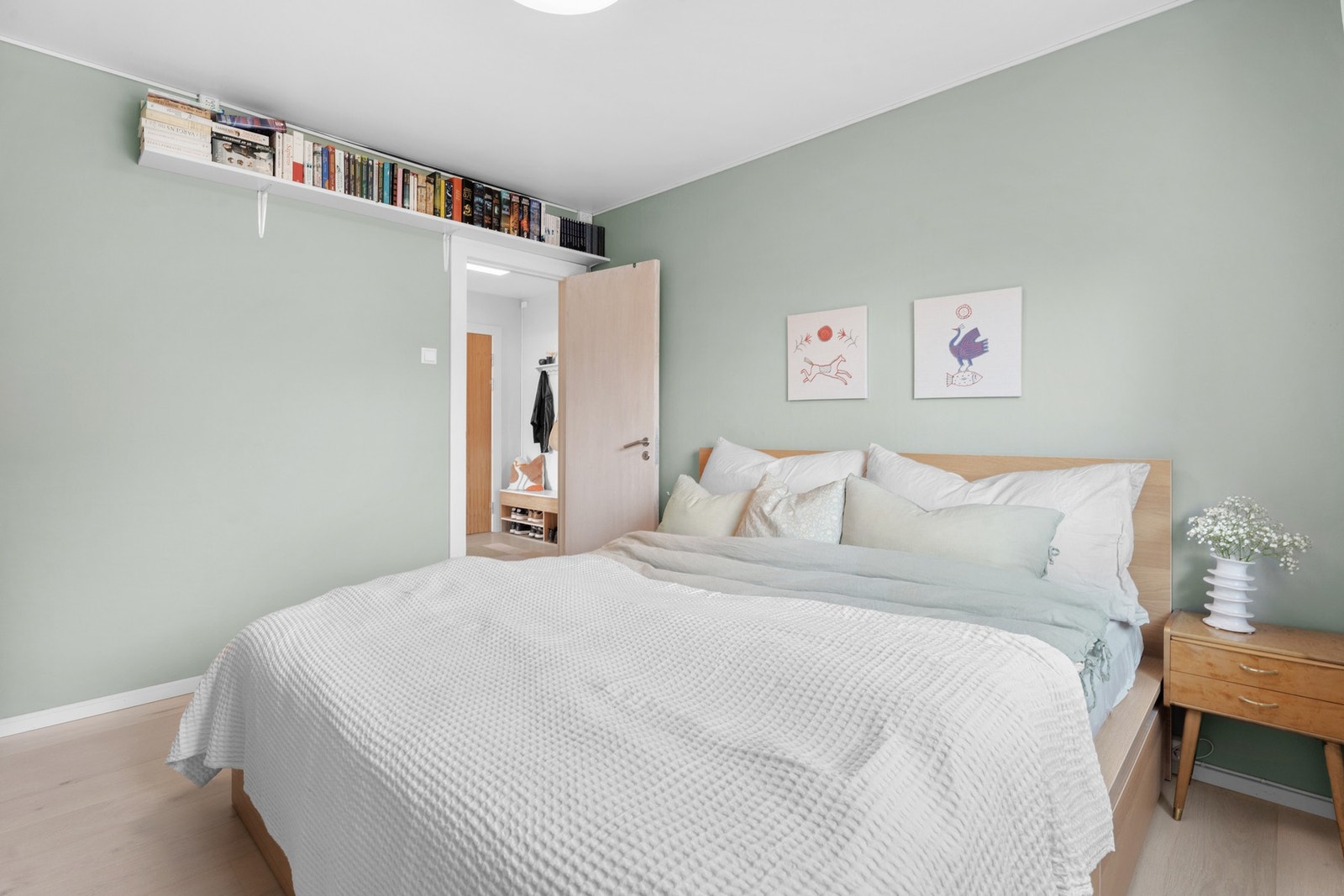 Leiligheten har også lagringsplass utenom det vanlige på til sammen 10 kvm i en loftsbod og to kjellerboder. Galleribilde