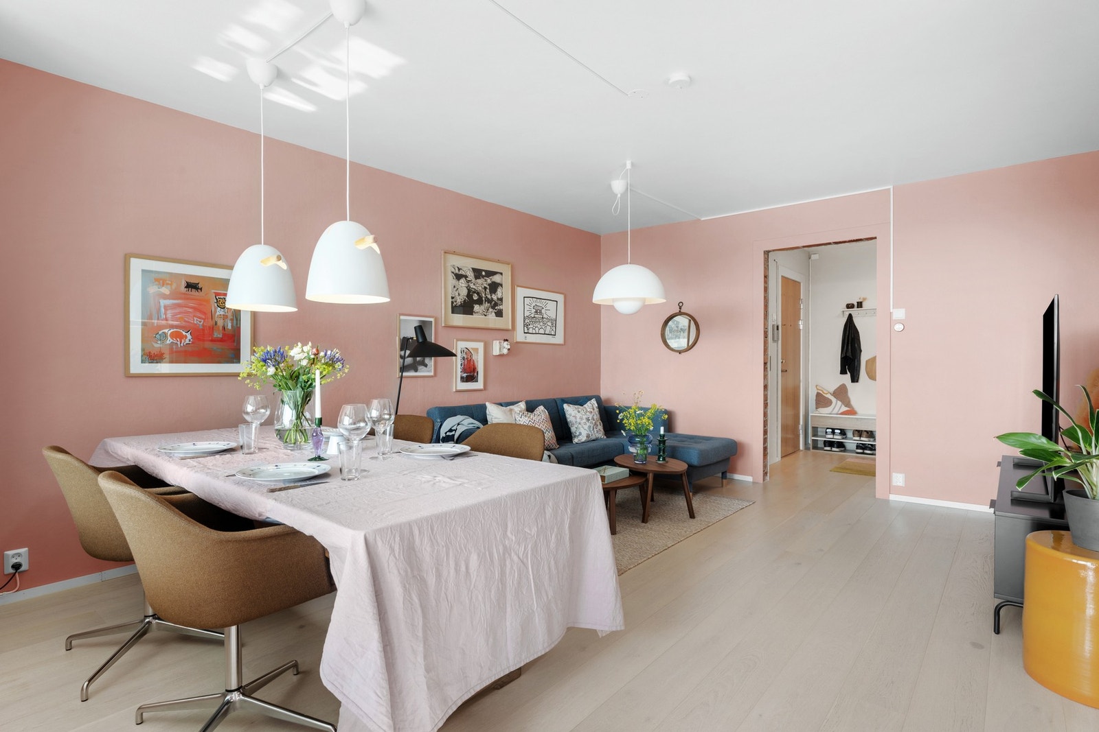 Det er mulig å installere peisovn i stuen. Pipeløpene i borettslaget ble rehabilitert i 2014. Galleribilde