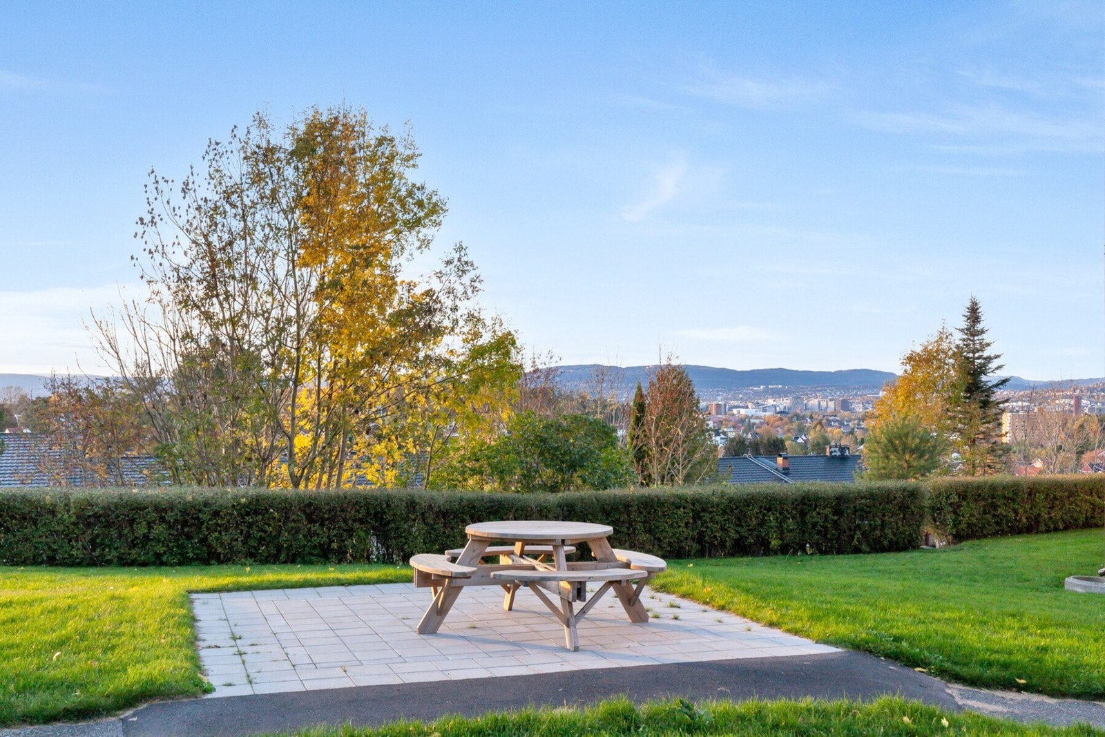 Mellom bygningene er det flere flotte sittegrupper og lekeapparater til felles anvendelse. Galleribilde