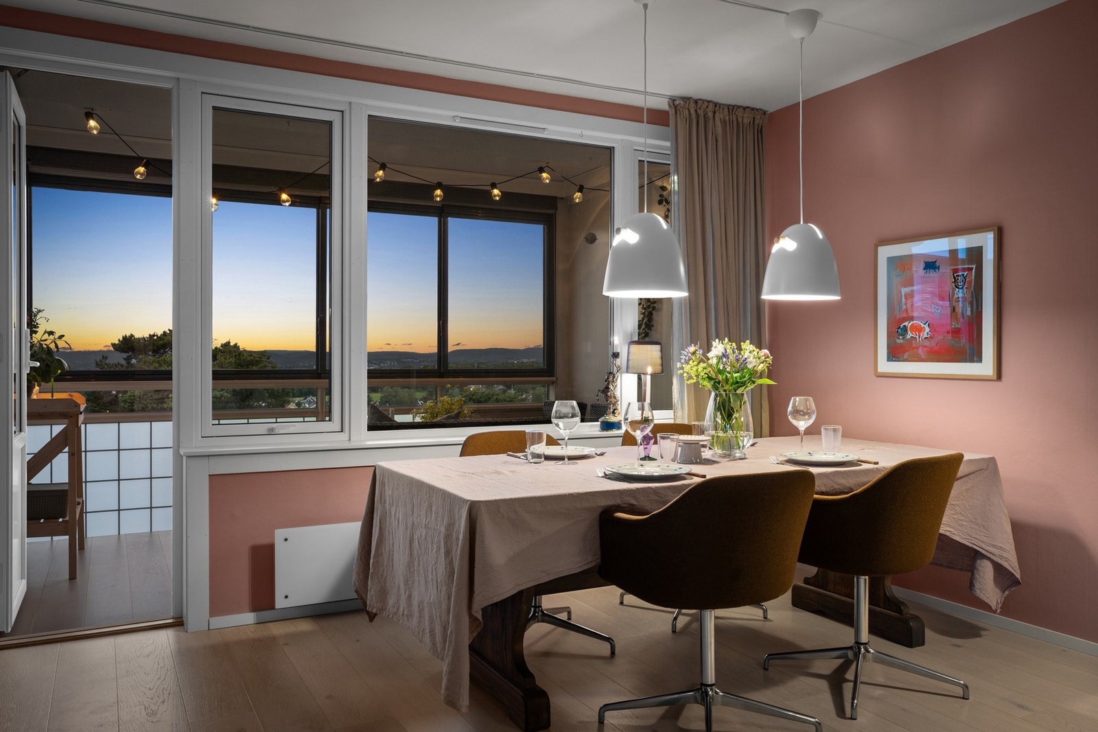 Store vindusflater sørger for godt med naturlig lysinnslipp. Vinduene og balkongdøren ble skiftet i regi av borettslaget i 2020. Galleribilde