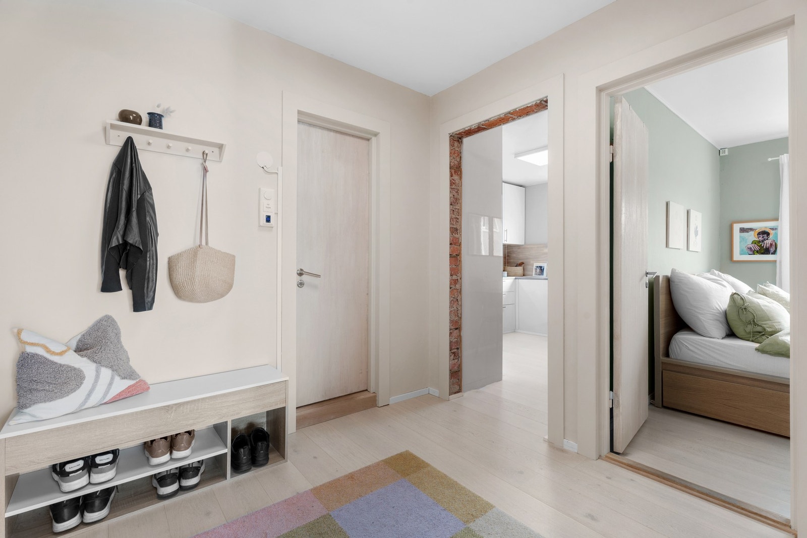 Via en lys og pen entrè tar vi turen videre inn på kjøkkenet. Galleribilde