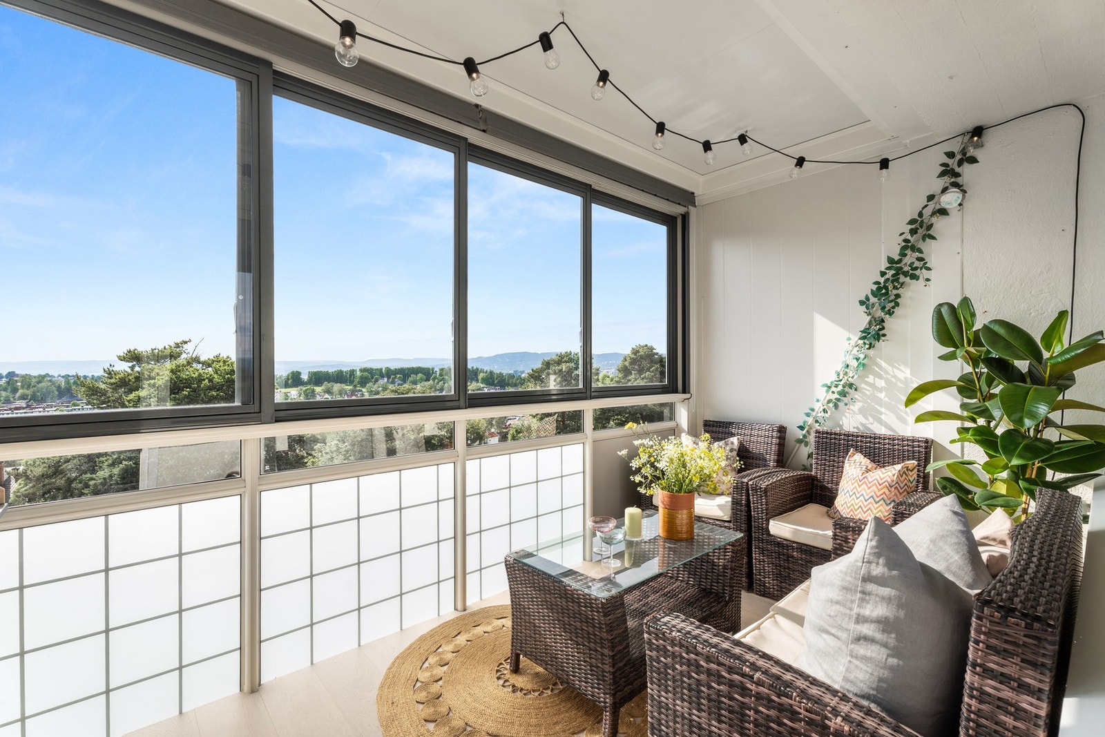 Her er det god plass til å innrede med ønsket møblement, slik at både sommerdager og sommerkvelder kan nytes i godt lag. Galleribilde