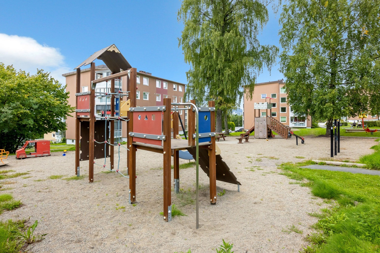 Borettslagets tomt er pent opparbeidet med gode plenarealer, lekeplass, trær, beplatning og internveier. Galleribilde