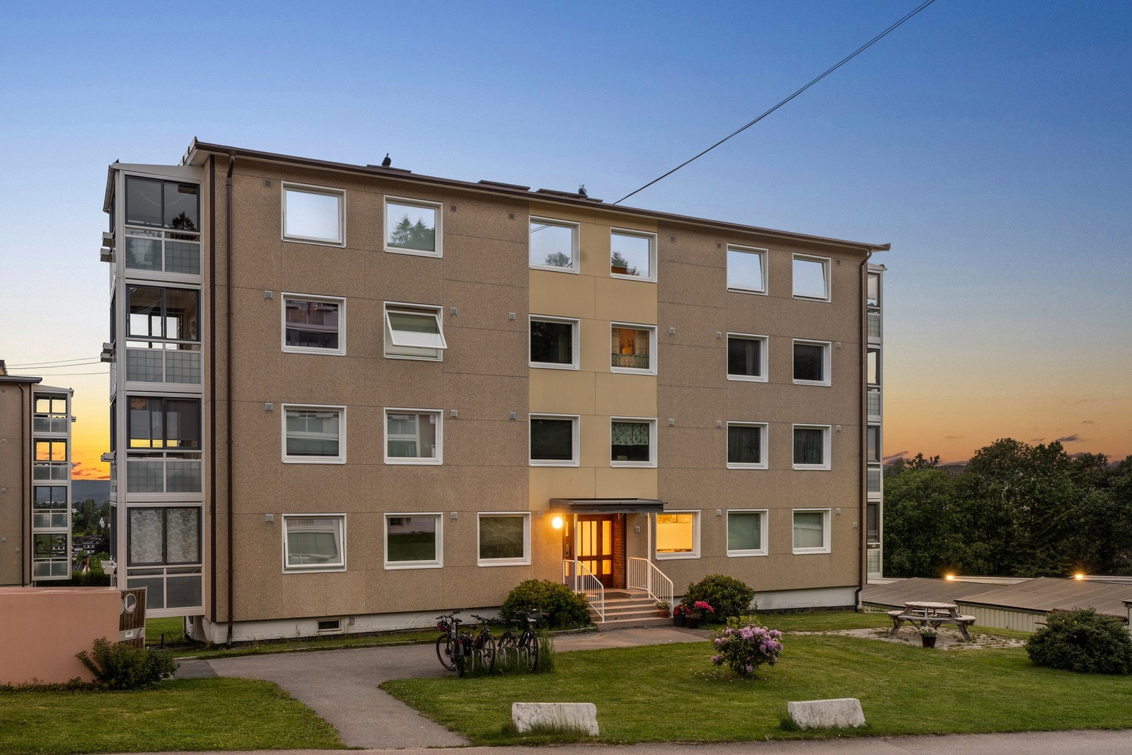 Borettslaget har to garasjeanlegg med totalt 73 garasjer og 148 parkeringsplasser for utleie til borettshaverne, plassene leies ut etter venteliste og ansiennitet. Galleribilde