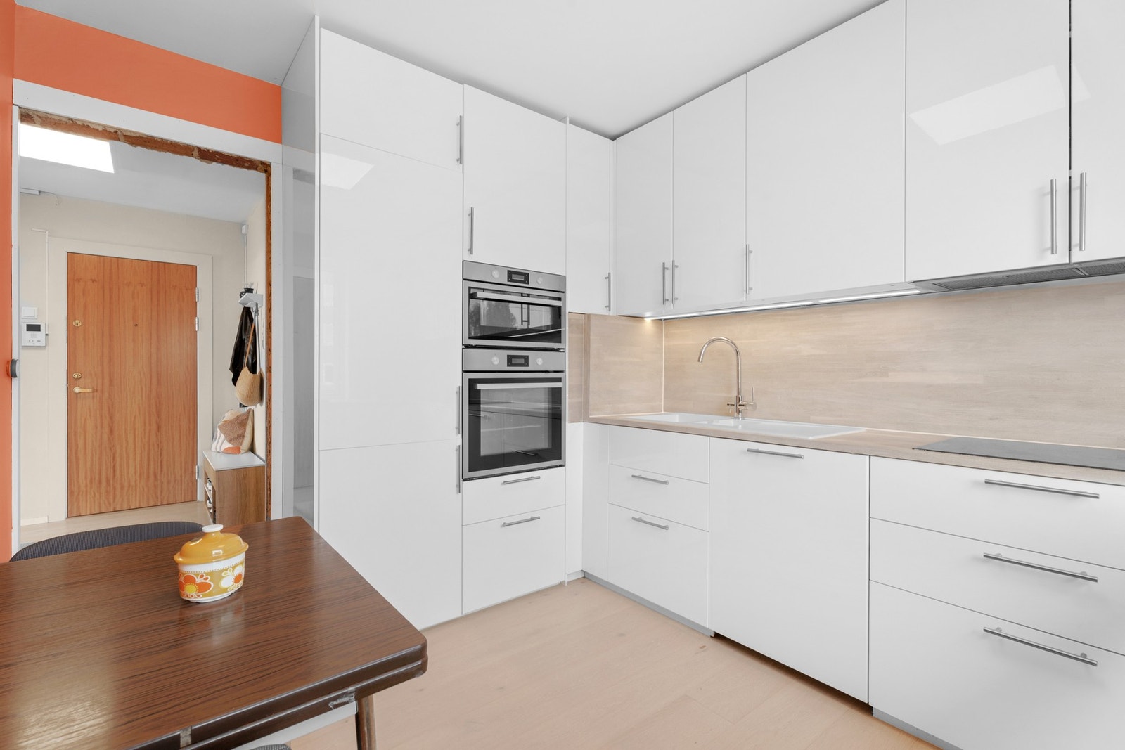 Kjøkkenet har integrerte hvitevarer som består av oppvaskmaskin, koketopp, stekeovn, mikrobølgeovn og kjøle-/fryseskap. I tillegg er det kullfilterventilator over kokesonen og montert lekkasjestopper. Galleribilde