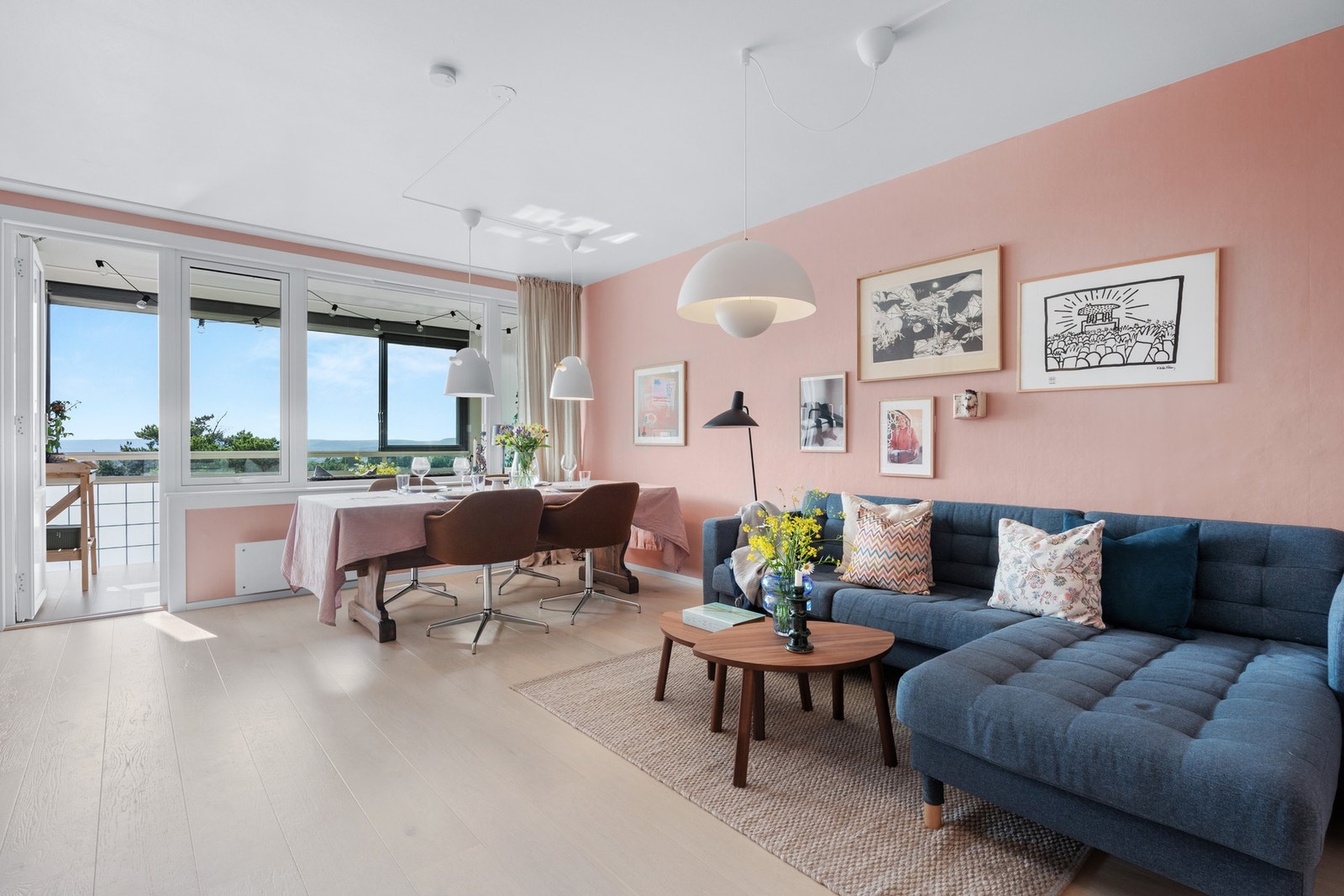 Leiligheten ble pusset opp i 2019 med bla. oppgradering av overflater og nytt enstavs parkettgulv som er gjennomgående. Leiligheten er videre malt opp i moderne og pene toner i nyere tid. Galleribilde