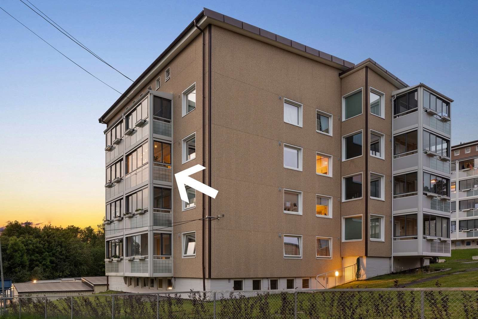 Blokken ligger fint til på et høydedrag, og leiligheten ligger fint plassert i tredje etasje. Flott intern beliggenhet. Galleribilde