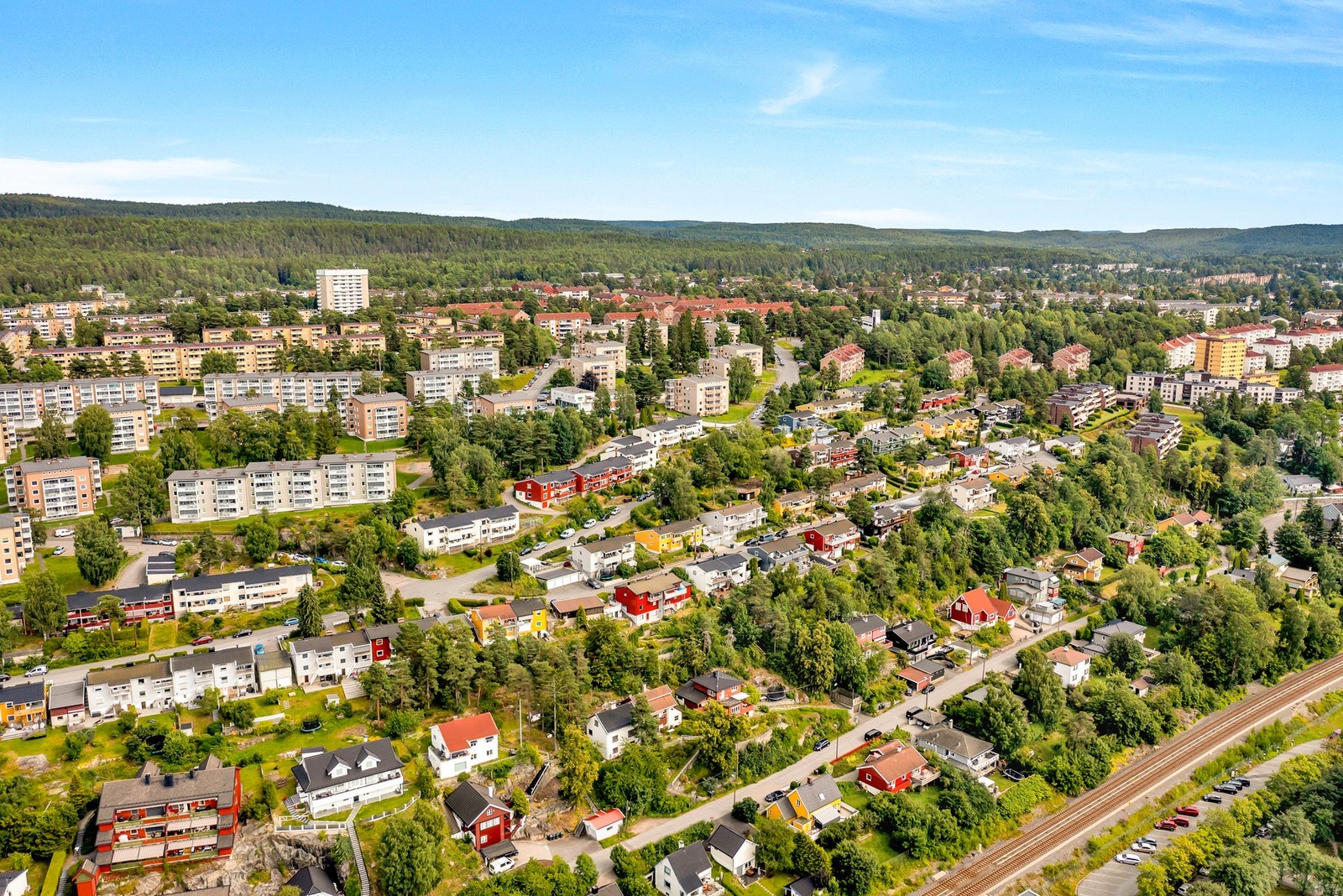 Fra boligen er det kun en kort spasertur opp til Østmarka i bakgrunnen. Galleribilde