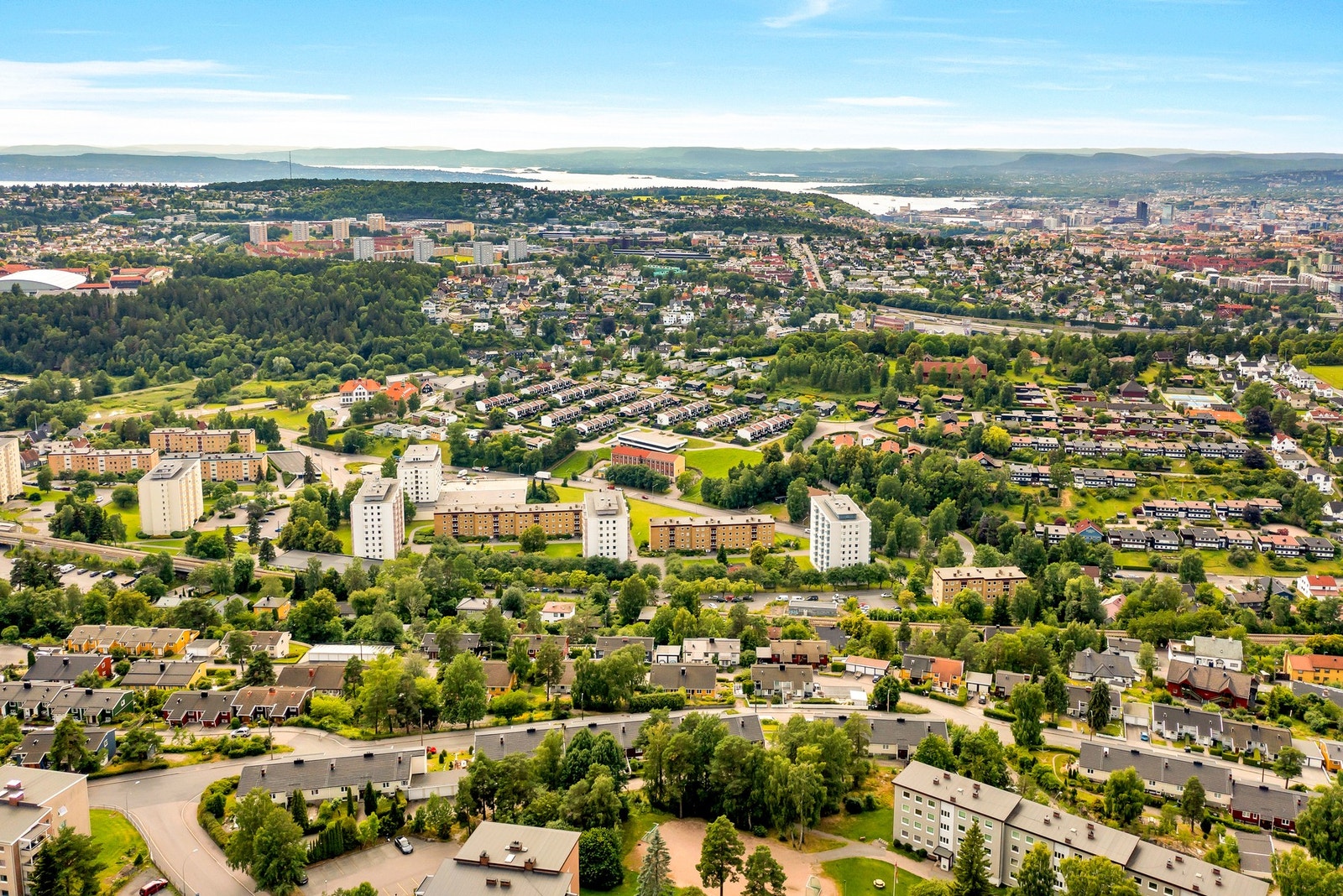 Fin sykkelavstand til Oslo sentrum, og med oppgraderte sykkelveier langs Østensjøveien og Alnaelven går turen raskt og trygt. Galleribilde